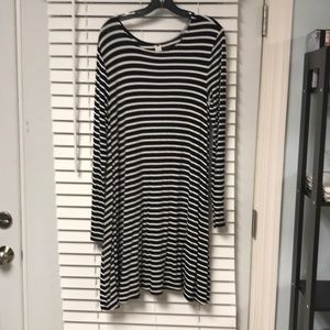 Long sleeve Black and White Light Weight Dress.